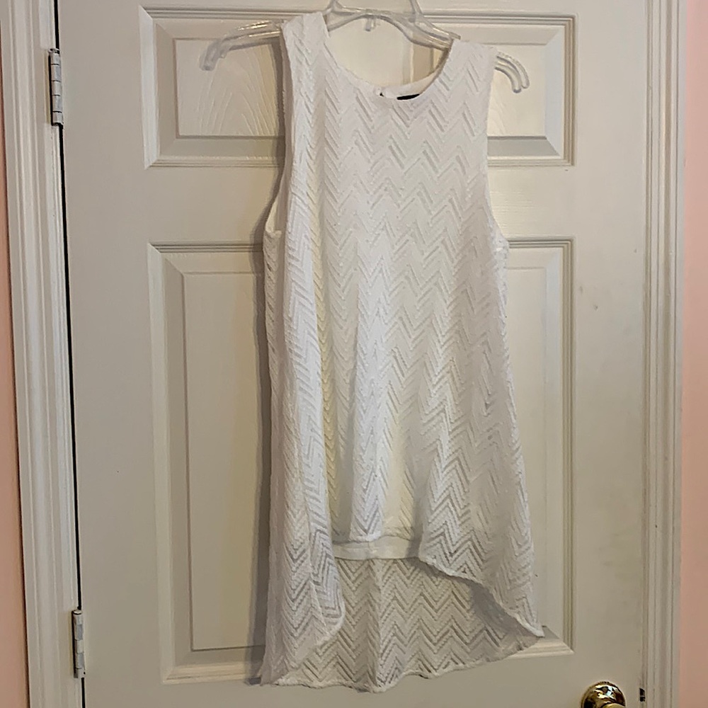 White zig zag pattern with high low hem.
